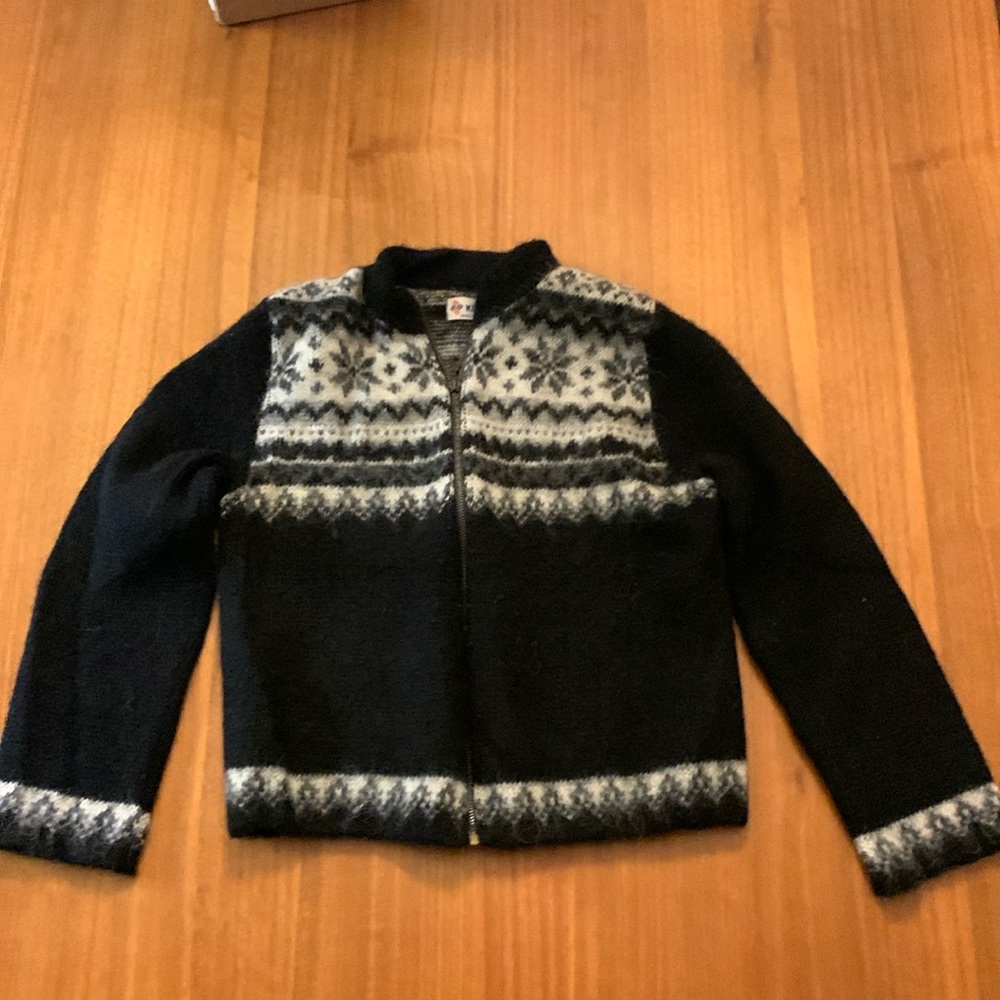 Women's genuine Icelandic 100% wool sweater size xs